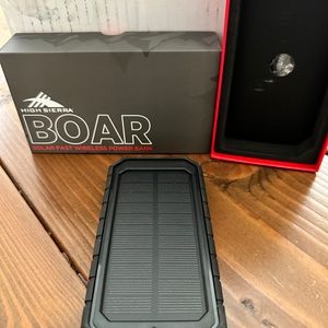 High Sierra IPX 5 - Solar Battery Changer